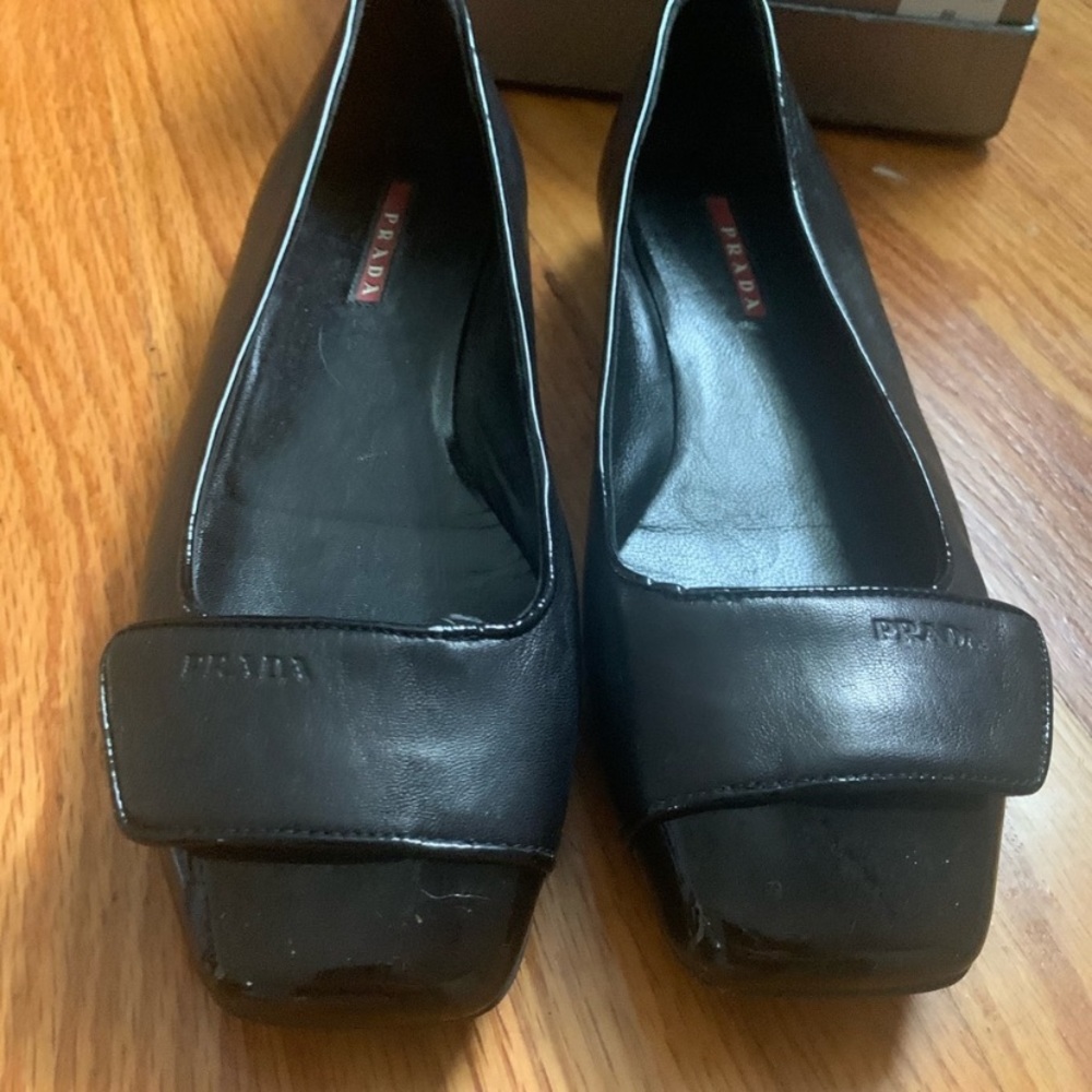 Prada vernice negro flats size 8